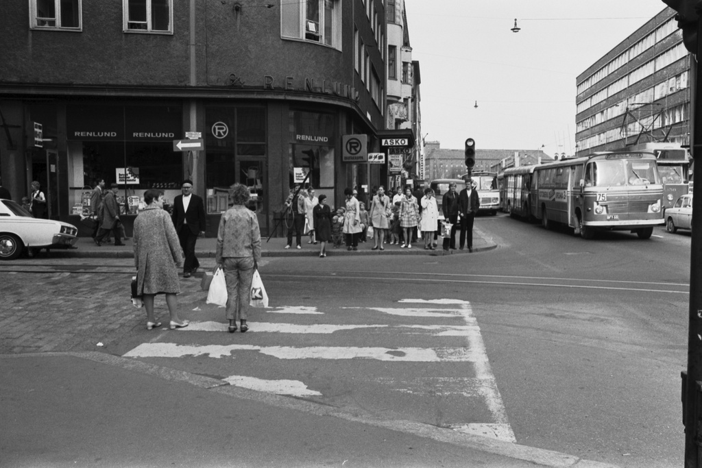 Hämeentie 4. Jalankulkijoita Hämeentiellä Toisen linjan kulmassa