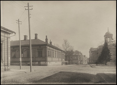 Näkymä Antinkatua (=Lönnrotinkatu) pitkin itään, vasemmalla nro:t  7 (=Annankatu 19) ja 5, oikealla nro 6, Vanha kirkko.  duplicate photo
