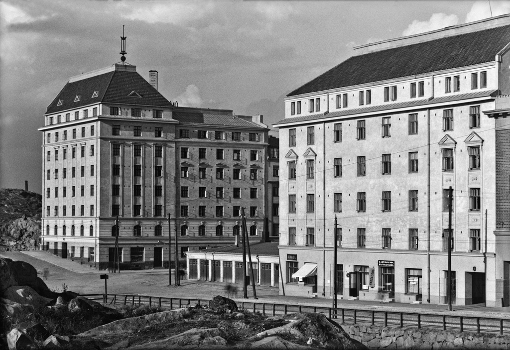 Kaarlenkatu 13, 15 (autotallit), 17 - Helsinginkatu 23. Autotallit (Kaarlenkatu 15) on purettu ja niiden tilalle on rakennettu asuinrakennus vuonna 1929.