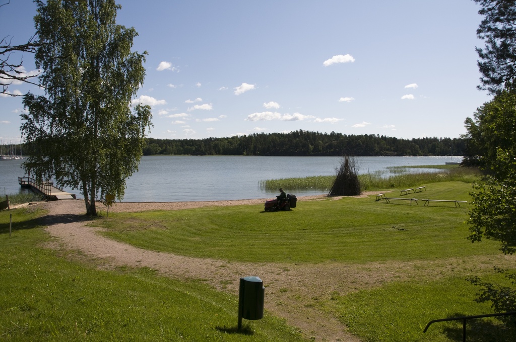 Karhusaari, Kuntokallion kurssikeskus, Kuntokalliontie 6. Päärakennuksen edessä oleva ranta.