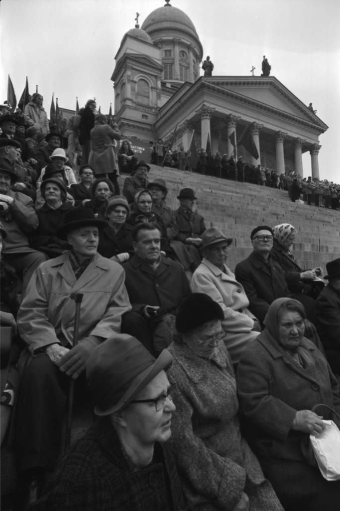 Hallituskatu 7. Ihmisiä istumassa Tuomiokirkon portailla työväen vappujuhlassa 1.5.1972.