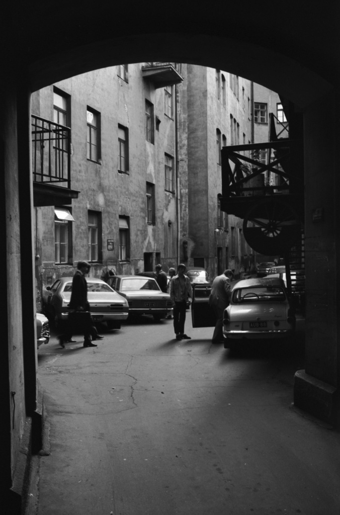 Fabianinkatu 12. Näkymä porttikäytävästä Fabianinkatu 12 ja Pohjoisesplanadi 25:n pihalle.