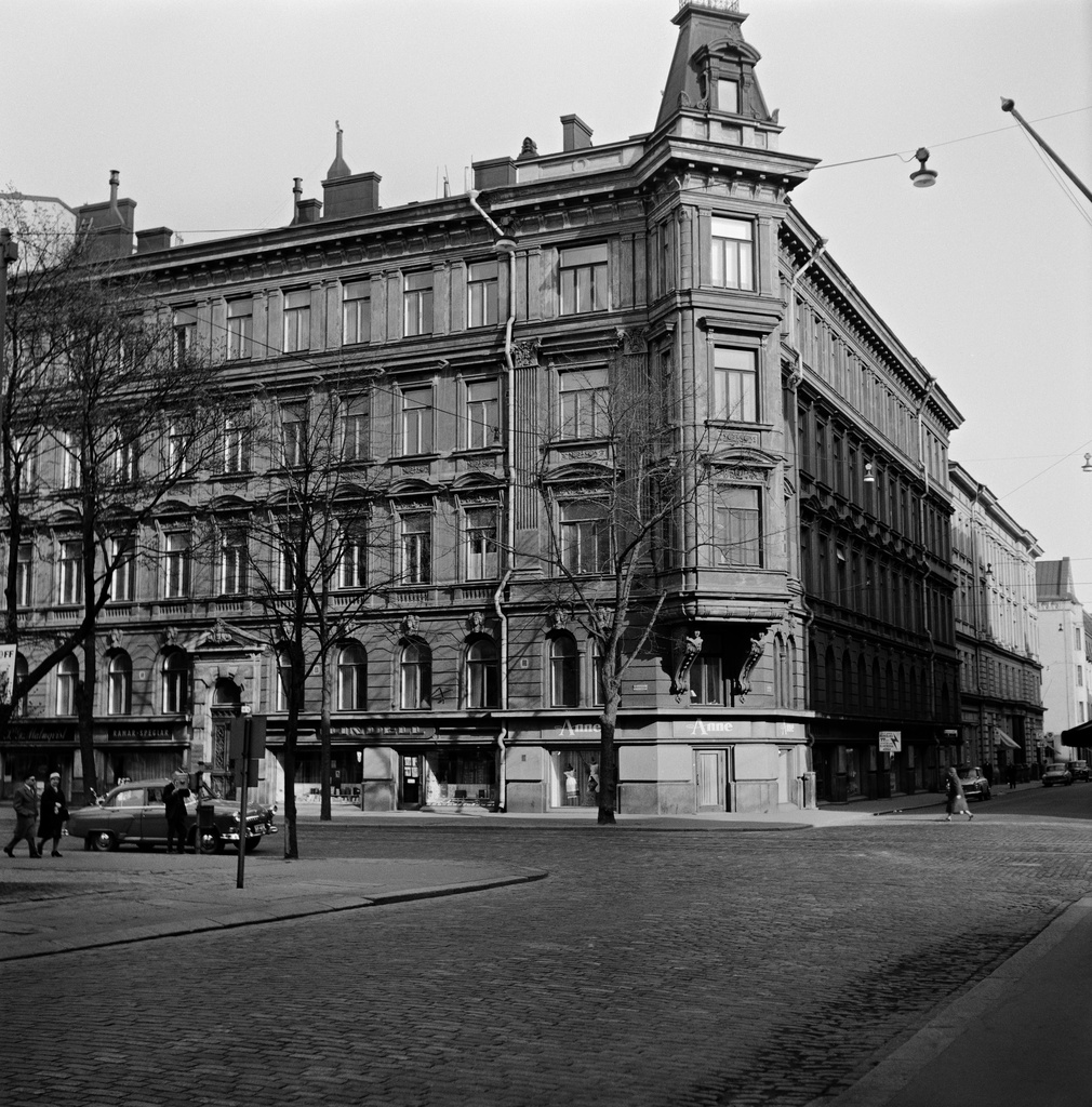 Bulevardi 14 - Annankatu 15, vasemmalle jää Vanha kirkkopuisto.