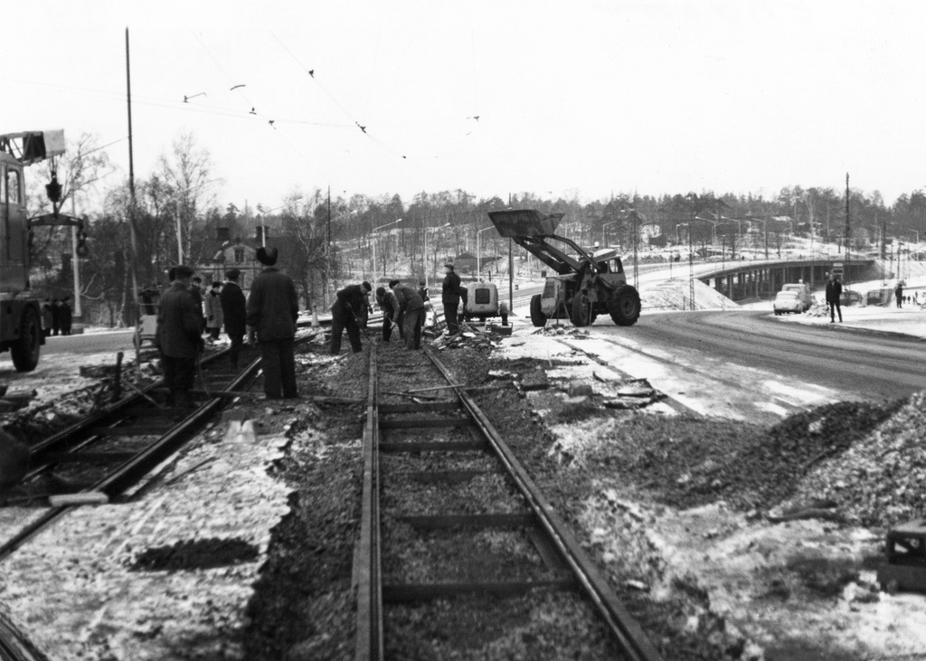 Raitiokiskojen kunnostusta Hämeentiellä Paavalinpuiston kohdalla.