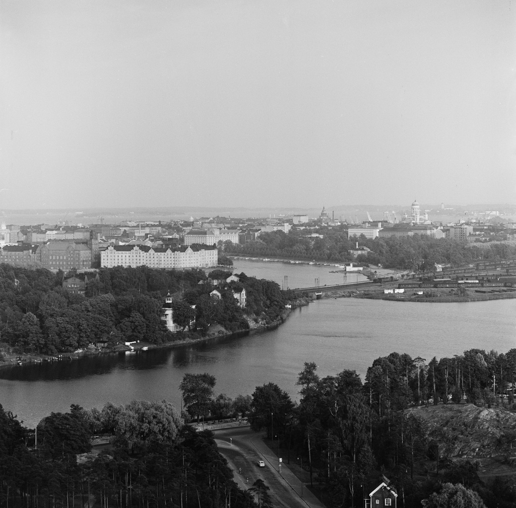 Näköala Olympiastadionin tornista kaakkoon. Töölönlahti ja Kaisaniemi.