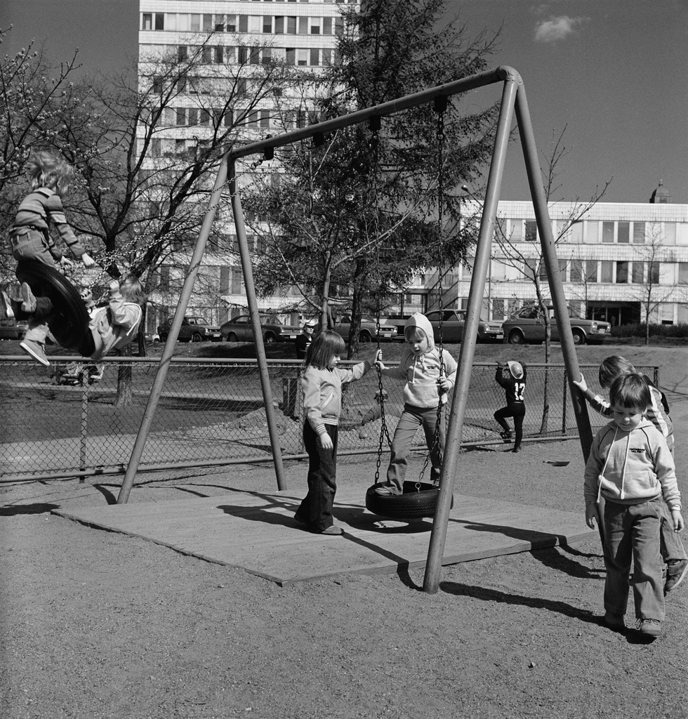 Lapsia leikkikentällä Tokoinrannassa