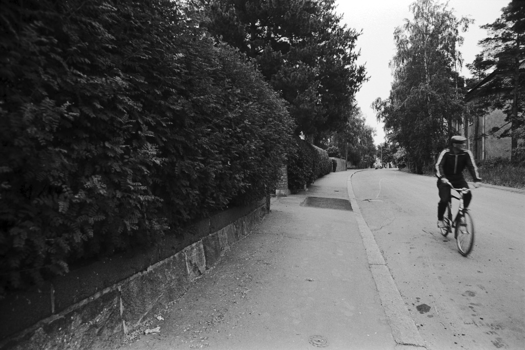 Tiilimäki 19. Katunäkymä Munkkiniemestä Tiilimäki 19 kohdalta.