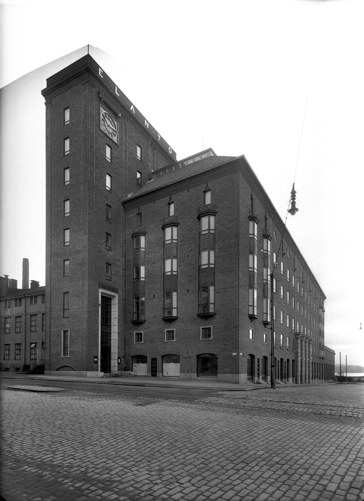 Entinen Elannon hallintorakennus.