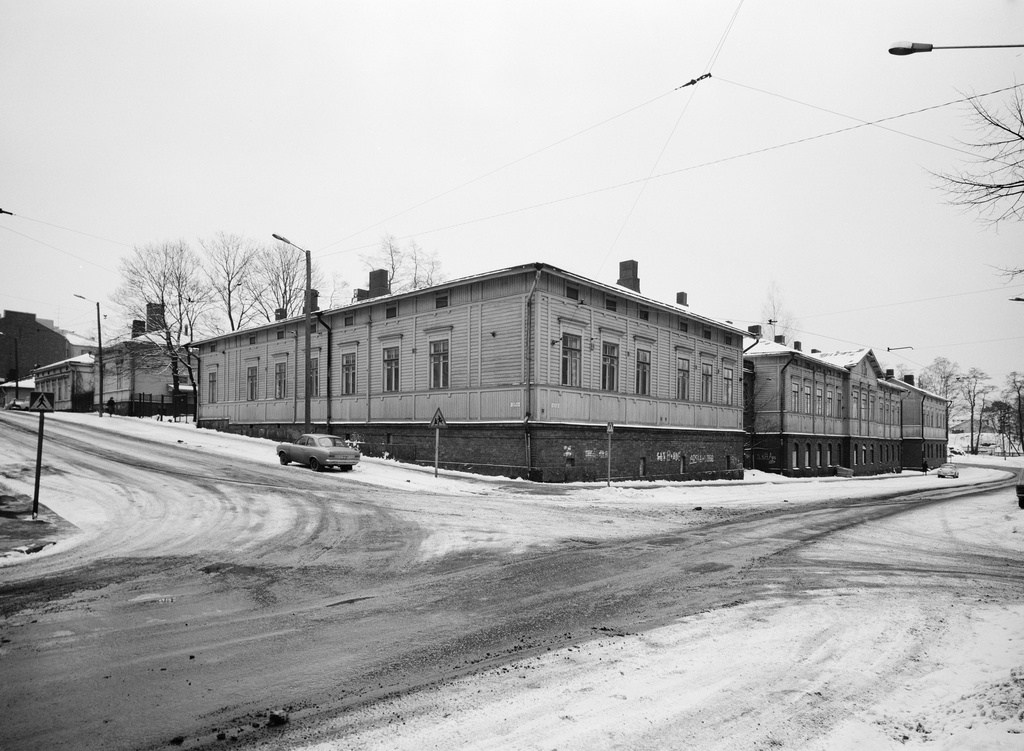 Toinen linja 16 - Alppikatu 1. Kortteli 303. Nykyisin paikalla on Kuntatalo.