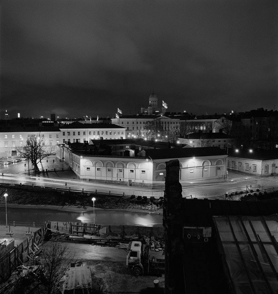 Näkymä Katajanokalta Kruununhakaan itsenäisyyspäivän iltana