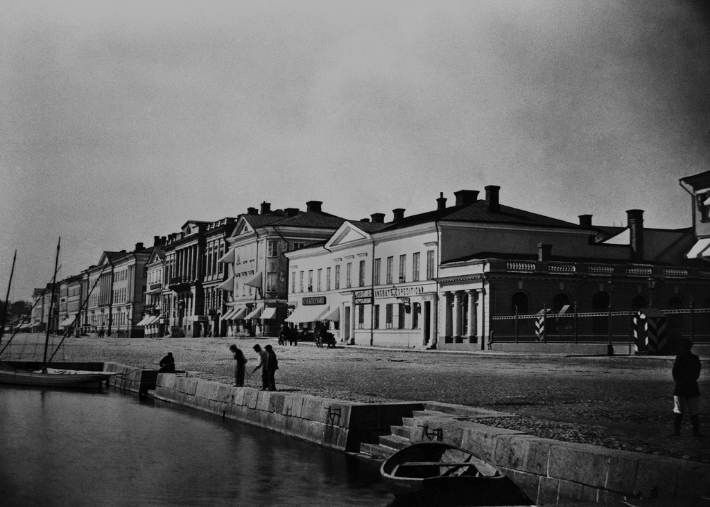 Pohjoisesplanadi 1, 3, 5, 7, 9, 11-13. Linnanaltaalla onkivia poikia ja Kauppatori tyhjänä.