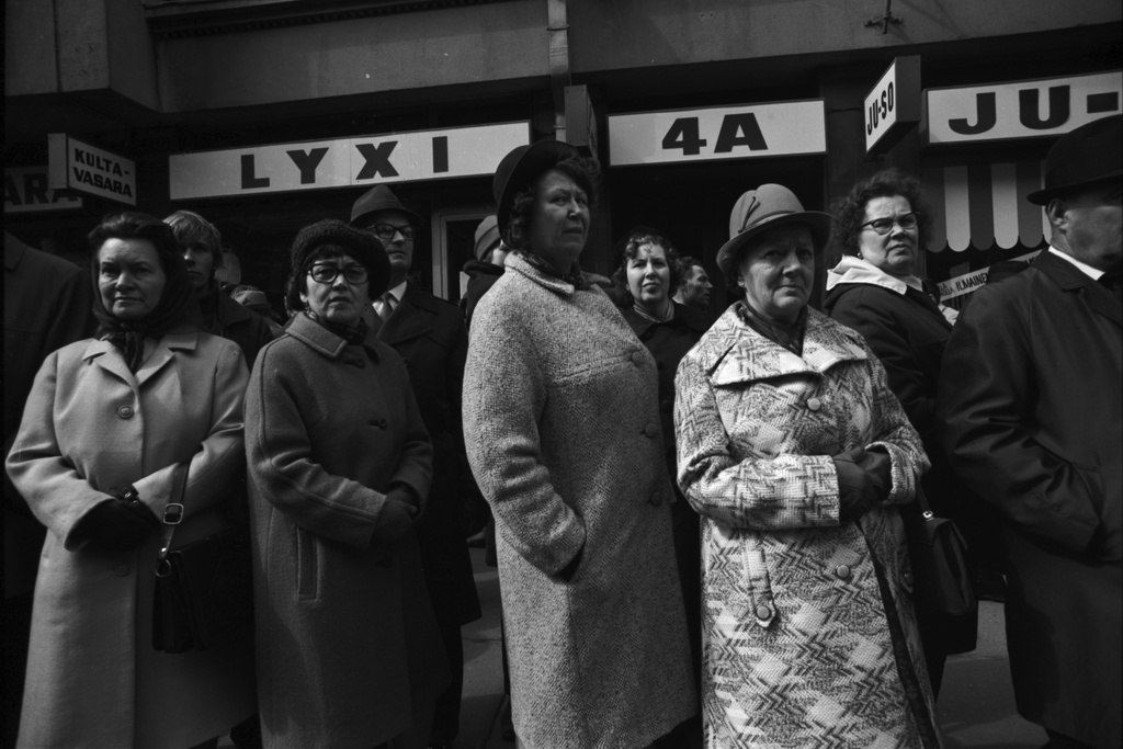 Siltasaarenkatu 4. Yleisöä seuraamassa työväen vappumarssia Siltasaarenkadun varrella 1.5.1972.