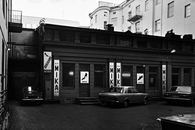 Mikonkatu1. sisäpiha, jalkinekorjaamo Mika.  duplicate photo