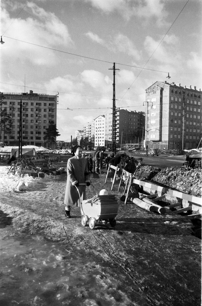Lastenvaunuja työntävä nainen Mannerheimintiellä Tullinpuomin kohdalla