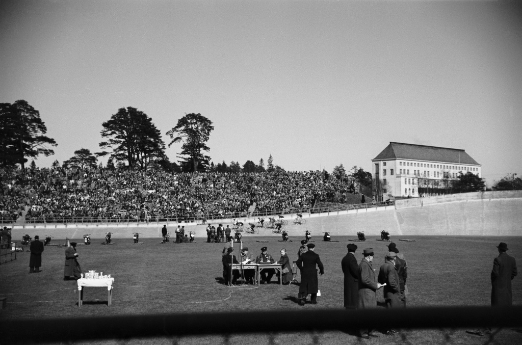 Velodrom, Helsingin pyöräilystadion, pyöräily- ja moottoripyöräkilpailut.