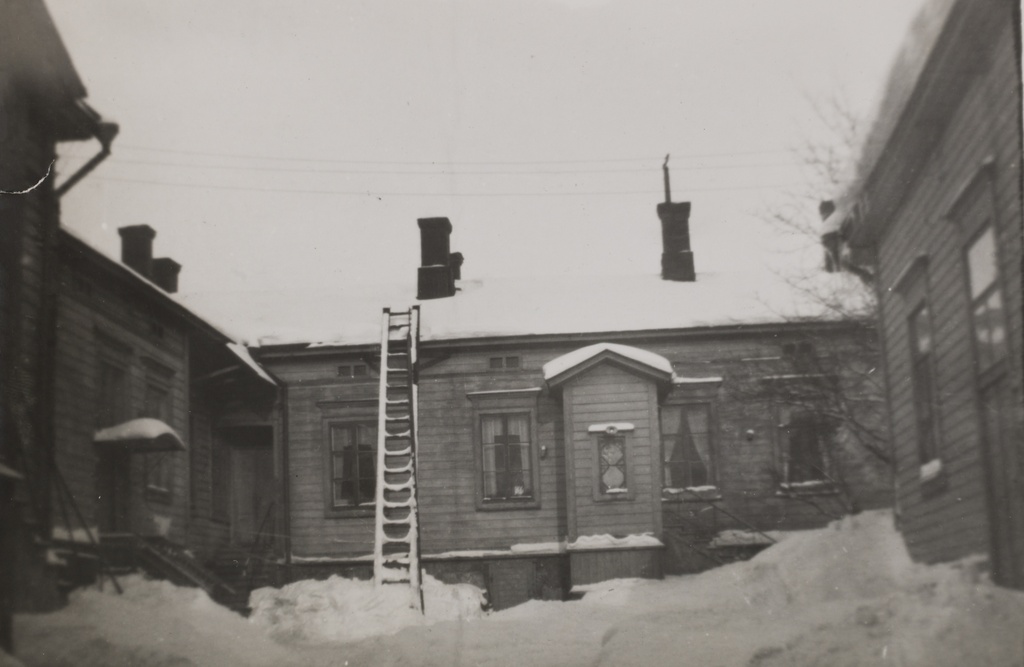 Talvinen sisäpihanäkymä Malminkatu 16. pihalta.