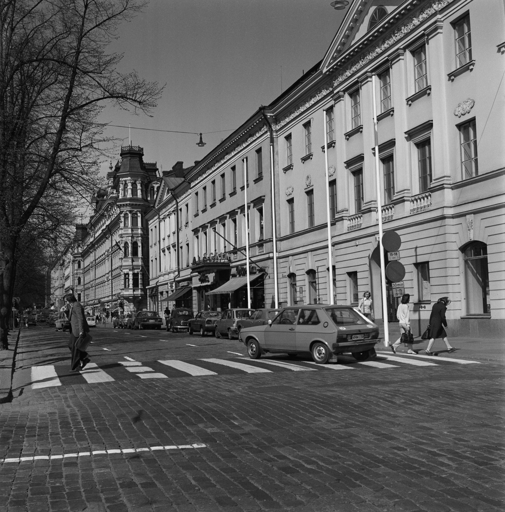 Pohjoisesplanadi 19, 21, 23. Liikennettä Unioninkadun kulmassa.