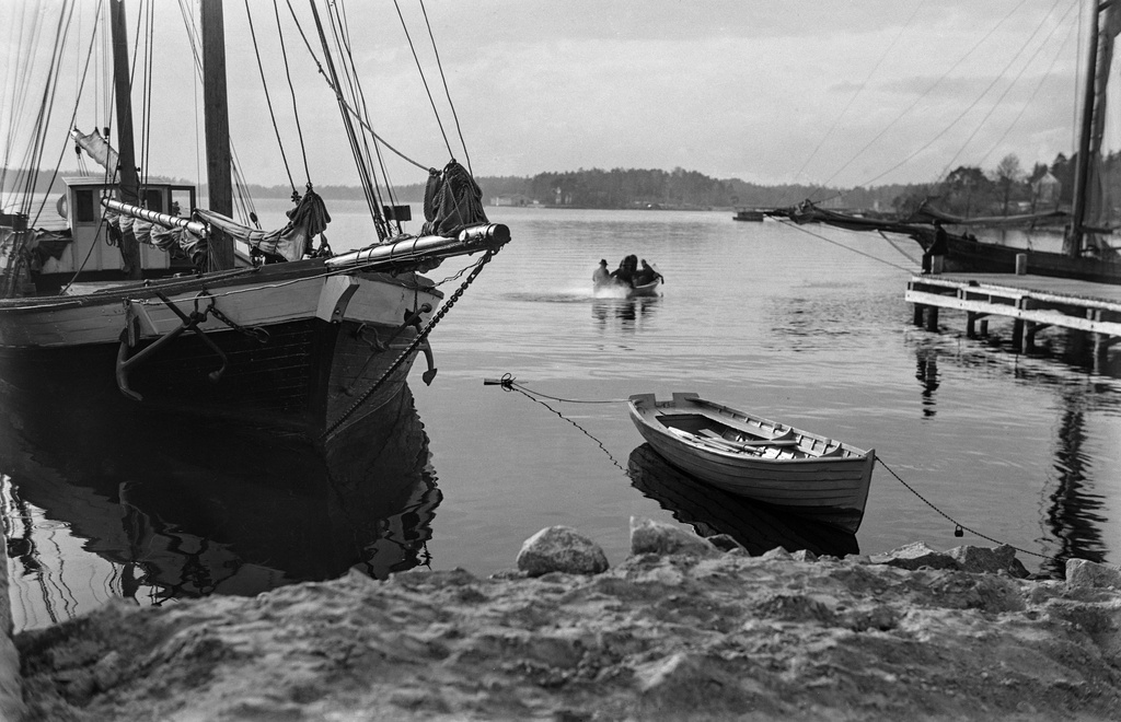 Jaaloja Taivallahden rannassa. vasemmalla Hiekkajaala Vellamo Porvoosta.