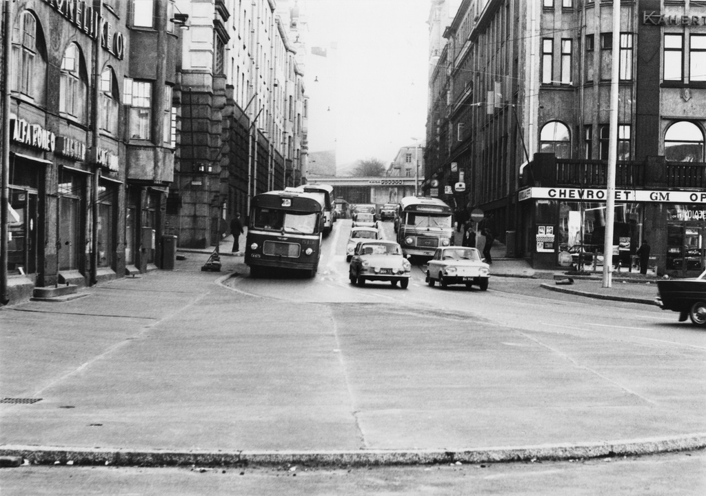 Aamuliikennettä Vilhonkadun ja Mikonkadun risteyksessä.