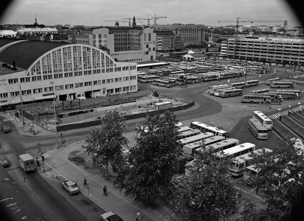 Kamppi, linja-autoasema. Taustalla Salomonkatu 15, 13, 5. (vas. lukien). Kuvattu Sähkötalon (Fredrikinkatu 44) katolta pohjois-koilliseen.