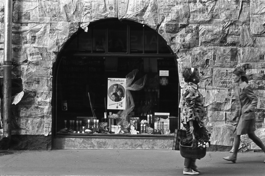 Kruunuvuorenkatu 1. Kruunuvuorenkatu 1:ssä sijaitsevan kemikaliokaupan näyteikkuna talon kivijalassa, joka on suojattu sanomalehdillä maalaustöiden ajaksi.