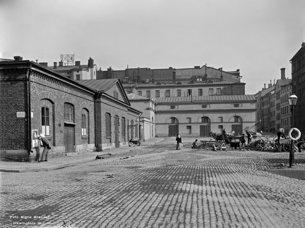 Kanavatori 2 (Meritullinkatu 4, 6, 3), Konstantininkatu (Meritullinkatu) 2, 4. Kuva Aleksanterinkadun kulmasta.