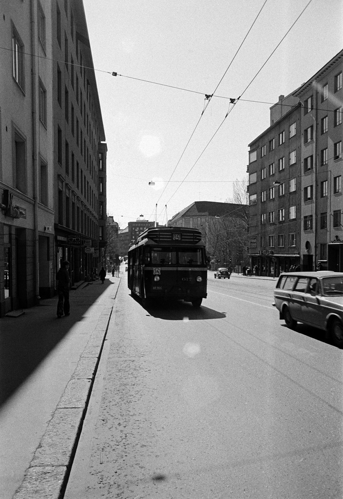 Johdinautojen viimeinen liikennöintikevät Helsingissä. Linjan 14 johdinauto numero HKL 617 nousemassa Runeberginkadun mäkeä Hesperian esplanadilta kohti Töölöntoria. Johdinautoliikenne päättyi 14.6.1974.
