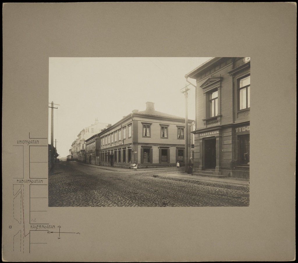 Etelä-Esplanaadikatu (=Eteläesplanadi) 12 (Kasarmikatu 27), 10, 8. Kulmatalossa mm