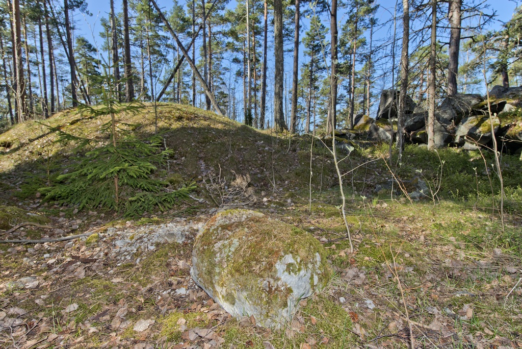 Skatanniemi. Ensimmäisen maailmansodan aikainen rannikkotykkipatteri Skatanniemessä, Vuosaaressa. Kuvassa on betoninvalmistusaseman lähelle jäänyt, kivettynyt betonitynnyri.