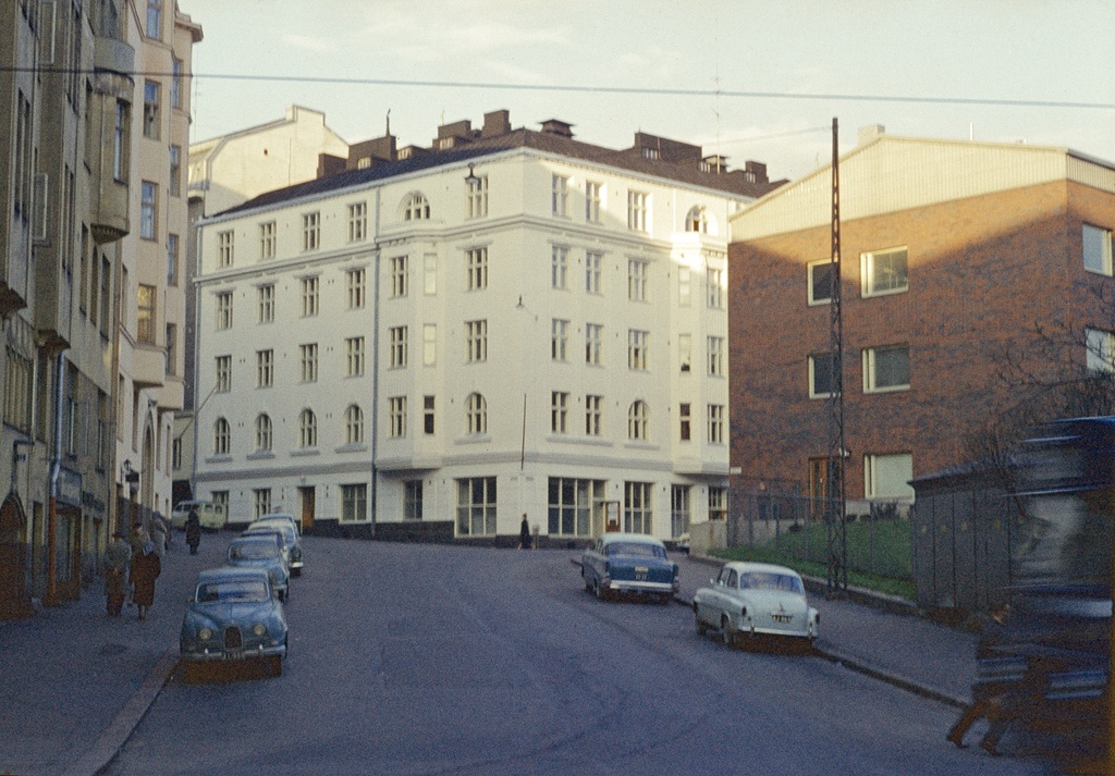 Aurorankatu, vasemmalla n:ot 19 ja 17, keskellä n:o 15 (Freesenkatu 1), oikealla n:o 16-20 (nyk. n:o 16).