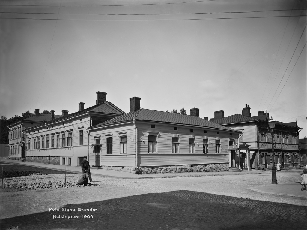 Albertinkatu 20, 18.  Iso Roobertinkatu 41.