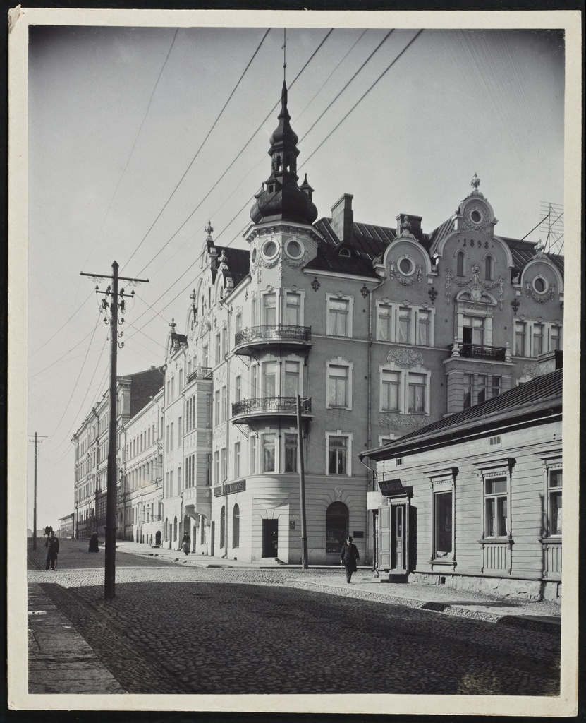 Vladimirinkatu (= Kalevankatu) 15 - Annankatu 24. Arkkitehdit Grahn, Hedman, Wasastjerna, valmistunut 1898.