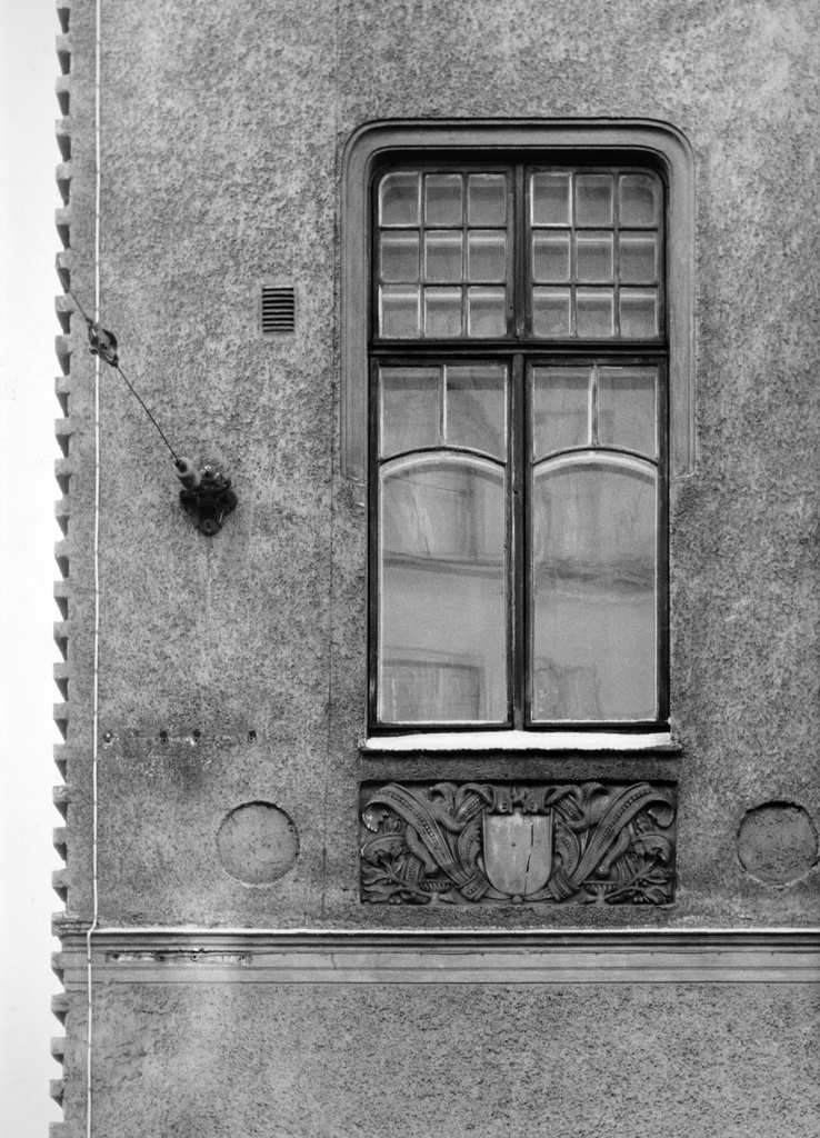 Hämeentie 33 - Vilhonvuorenkatu 2. Hämeentien puoleinen 2. kerroksen ikkuna