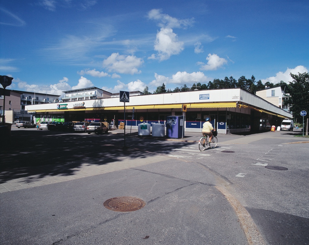 Puotilan ostoskeskuksen suunnitteli arkkitehti Erkki Karvinen ja se valmistui v. 1961.