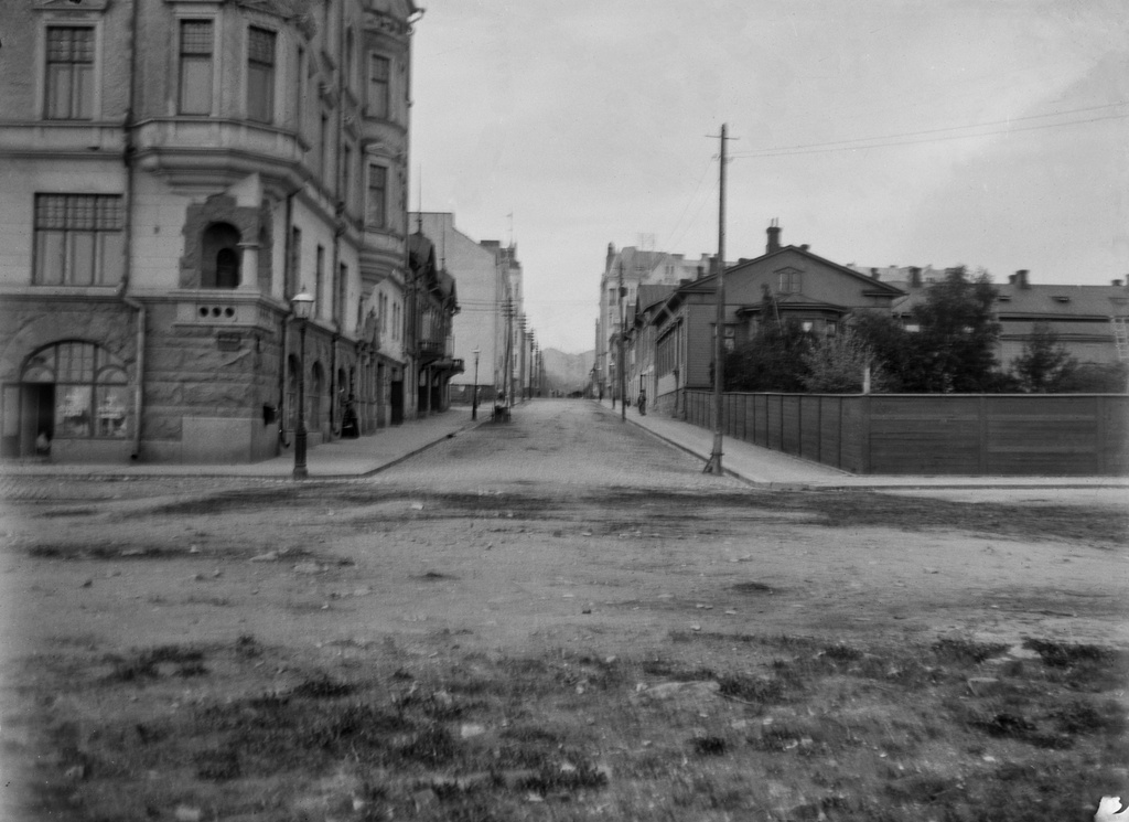 Katunäkymä Merikadulta ylös Neitsytpolkua