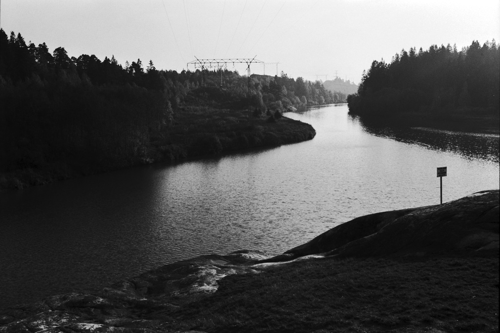 Vantaanjokea Pirunkalliolta Pikkukosken uimarannan suunnalta etelään Oulunkylän Veräjämäessä. Vasemmalla Viikinjyrkkää voimajohtolinjoineen Viikinmäessä.