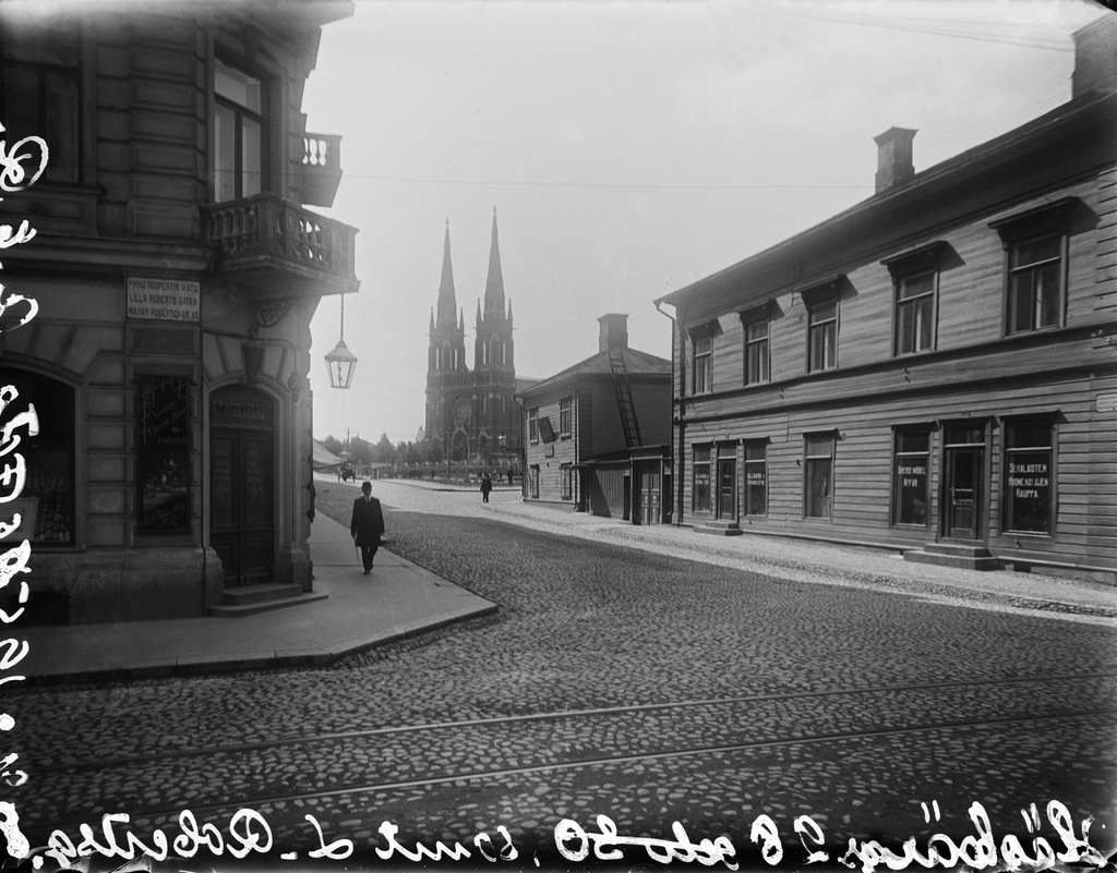 Korkeavuorenkatu 20, Pieni Roobertinkatu 8, 10. Taustalla Johanneksenkirkko