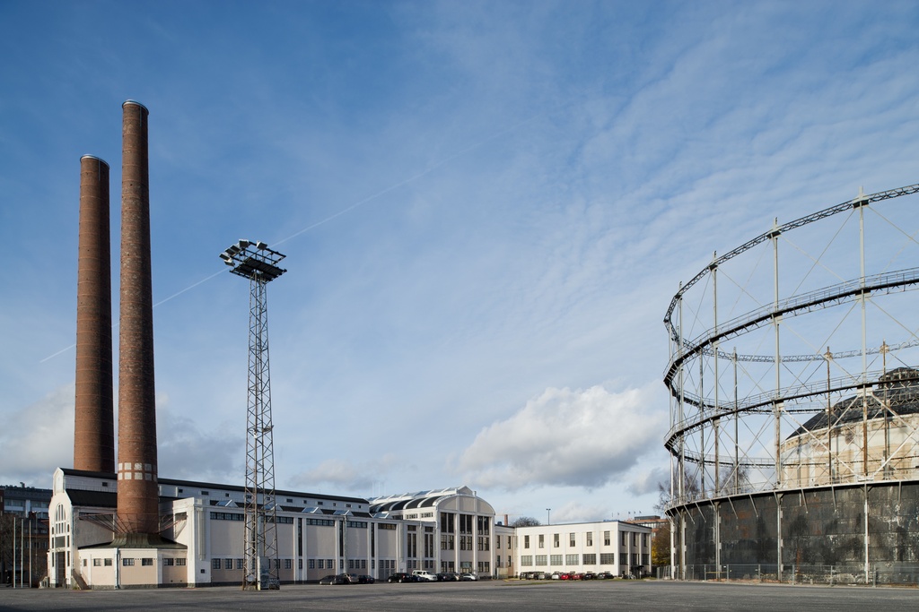 Suvilahden voimalaitosalue, Kiinteistö Oy Kaapelitalo. Vasemmalla Voimalaitos tai nk. Kattila-/turbiinihalli. Oikealla kaksi maakaasujakelun alkamisen jälkeen käytöstä tarpeettomana poistettua kaasukelloa. Vasemmalla teräsrakenteinen kello, jonka saastuneen maaperän puhdistustyöt ovat käynnissä. Suvilahden energiantuotantoalueen rakennukset on suunnitellut Selim A. Lindqvist.
