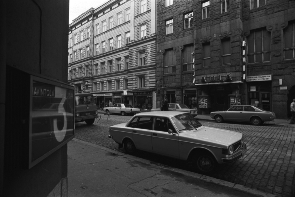 Liisankatu 14, 17. Näkymä Ravintola Kolmen Liisan sisäänkäynnin edestä