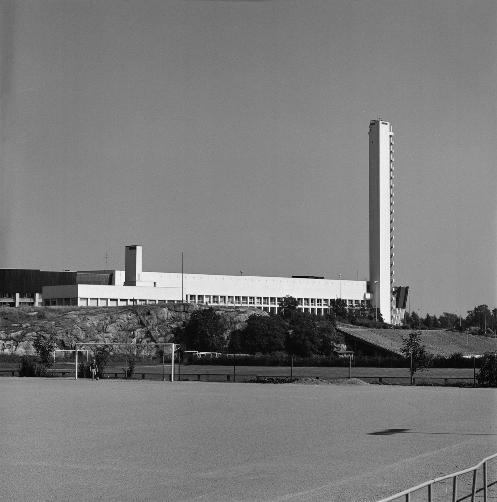 Olympiastadion, Paavo Nurmentie 1. Etualalla Pallokenttä.