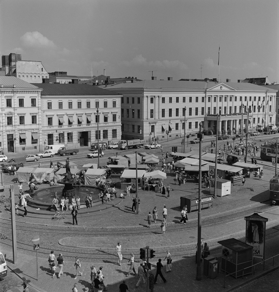Kauppatori, Havis Amandan suihkukaivo ns. kukkatorilla