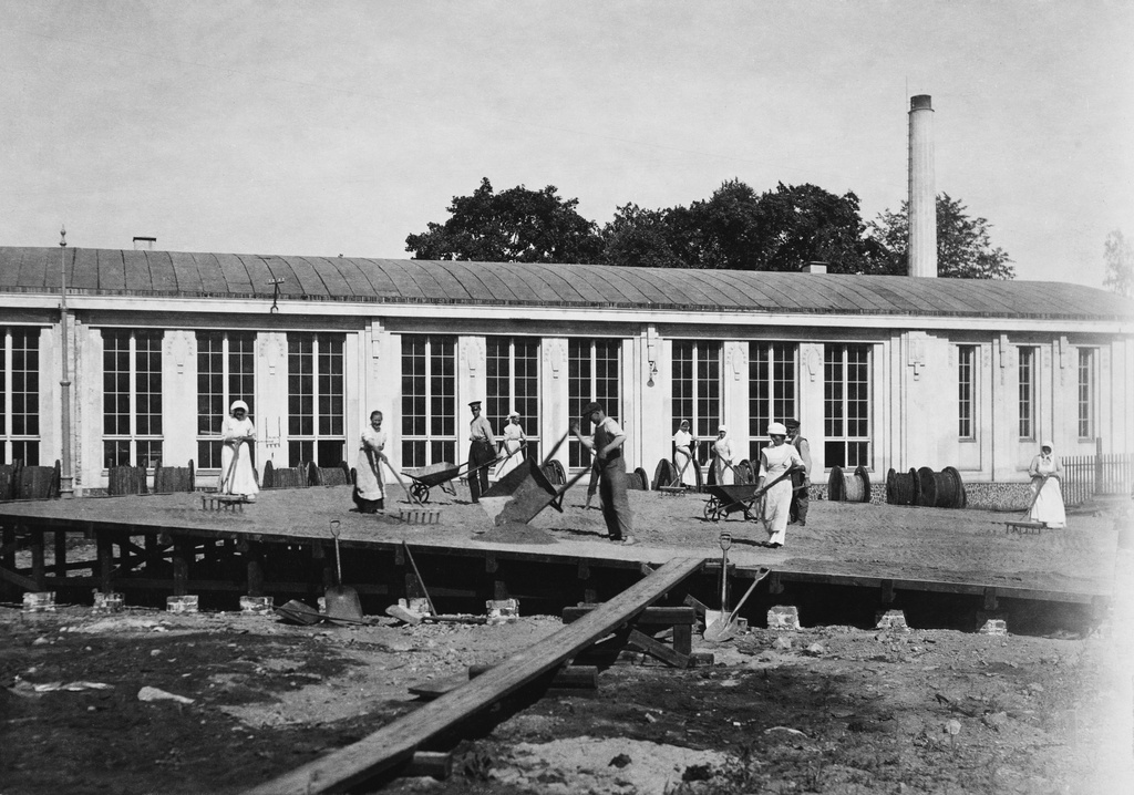 Raitiovaunujen jarrutushiekan kuivatusta tasanteella.