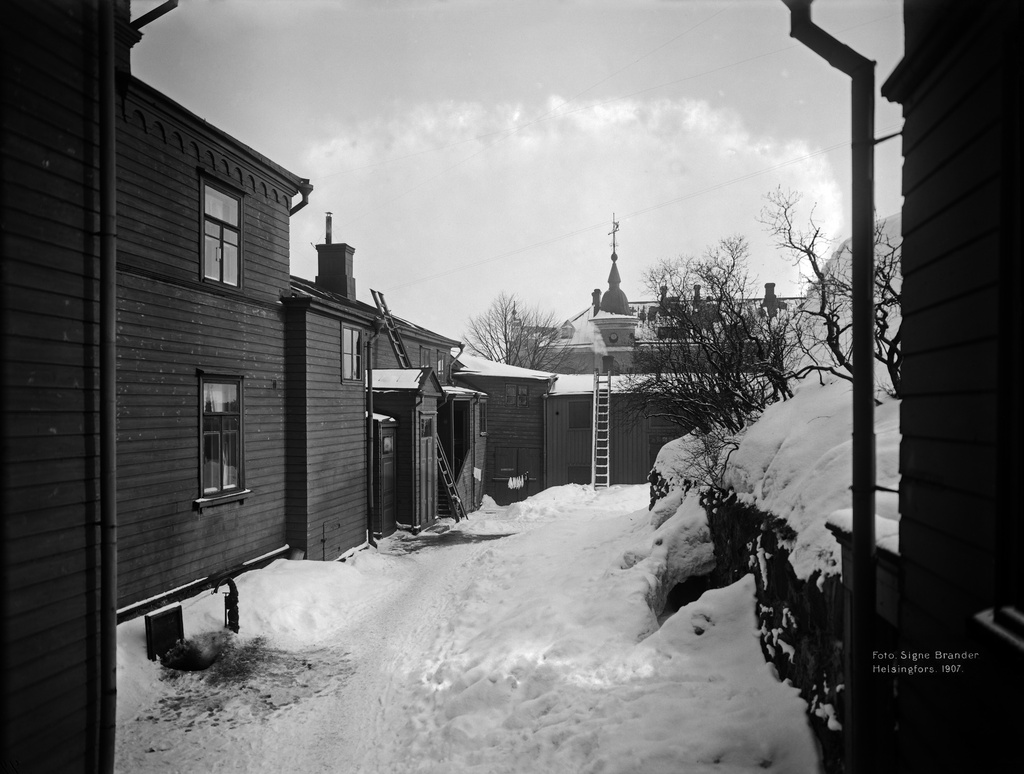 Kristianinkatu 8 - Kulmakatu 7 pihan puolelta.