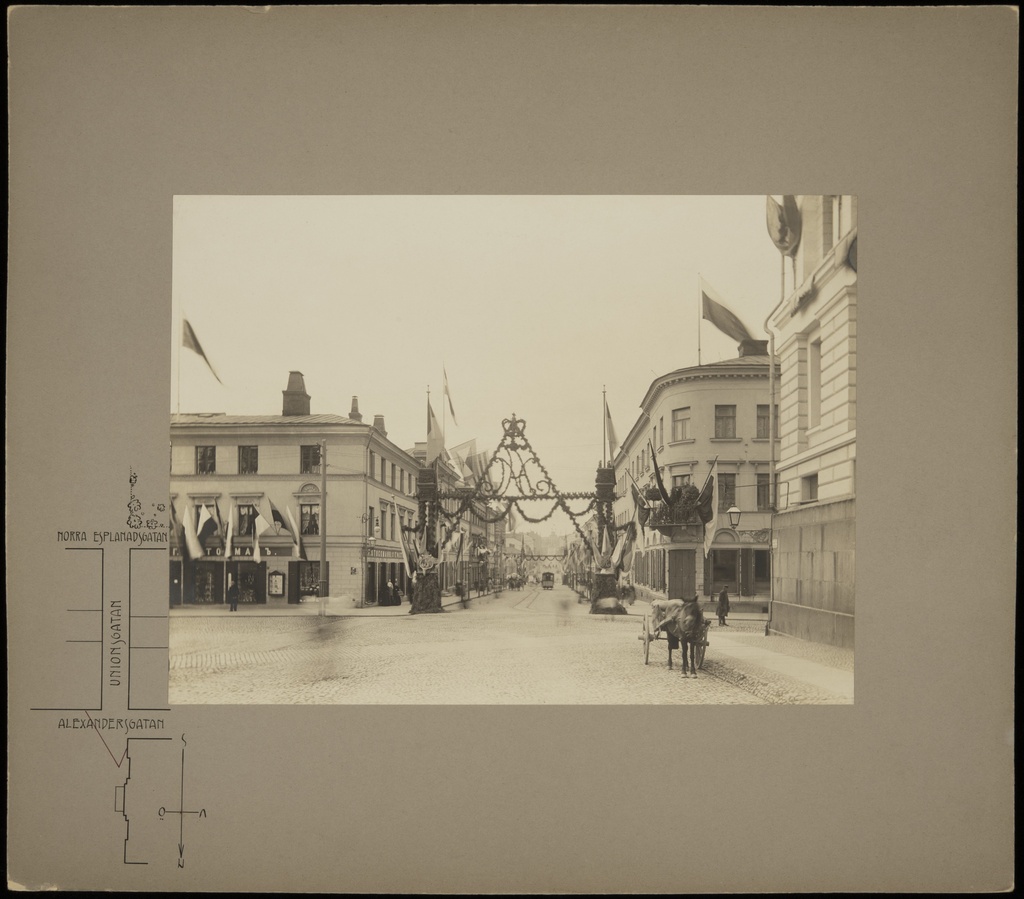 Kruunajaiskoristelua Unioninkadulla Pohjois-Esplanaadikadun (=Pohjoisesplanadi) ja Aleksanterinkadun välillä keisari Nikolai II:n kruunajaisten johdosta.