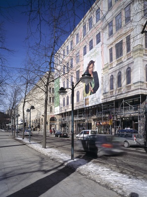 Pohjoisesplanadi 33:ssa sijaitsevan Böckermanin talon eli Merkuriuksen liikepalatsin julkisivun päällä oleva kuvallinen suojapressu.  similar photo