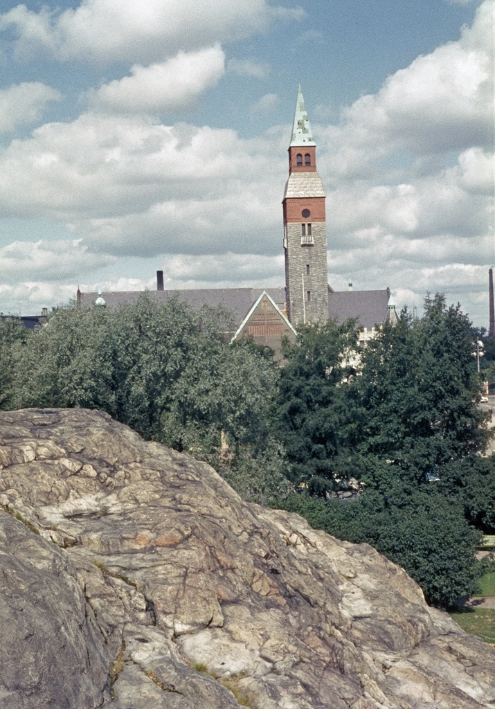 Kansallismuseo nähtynä Eduskuntatalon kallioilta.