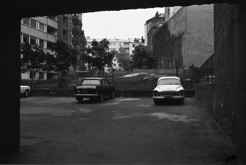 Perämiehenkatu 5. Pursimiehenkatu 24. Näkymä Perämiehenkadun puoleisesta porttikäytävästä Perämiehenkatu 5/ Pursimiehenkatu 24 pihalle Punavuoressa.