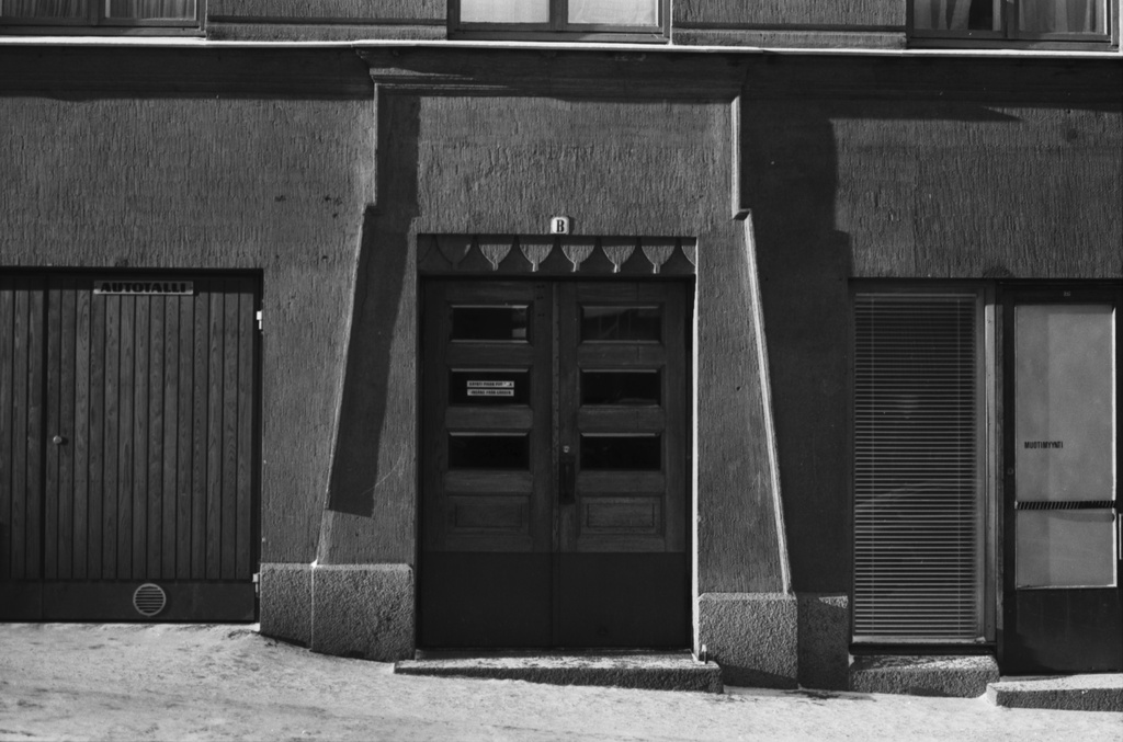 Meritullinkatu 24. Meritullinkatu 24:n rakennuksen ulko-ovi, jossa vaikutteita Egyptin arkkitehtuurista.
