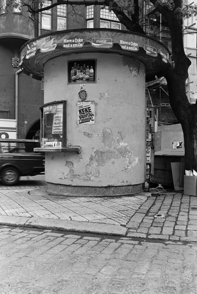 Kioski Kasarmitorin laidalla, taustalla kulkee Fabianinkatu.