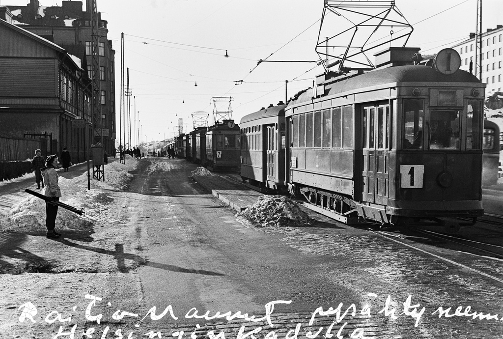 Sähkökatkoksen pysäyttämiä raitiovaunuja Helsinginkadulla